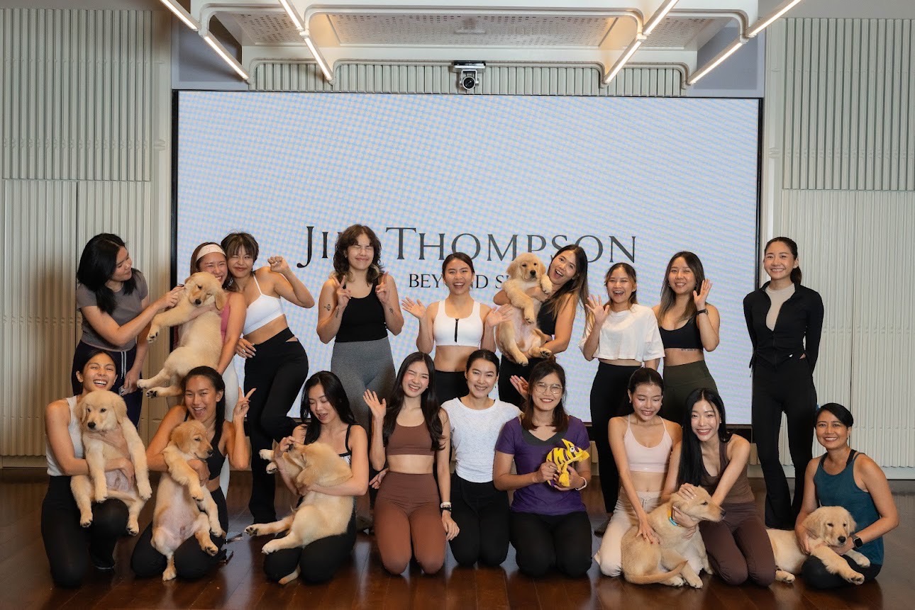 เอ็นดูไม่ไหว! จิม ทอมป์สัน เปิดบ้านจัดคลาสโยคะกับน้องหมาจาก Puppy Yoga BKK เติมเอนเนอร์จี้ให้ใจฟูกับแก๊งมะหมาสุดคิวต์