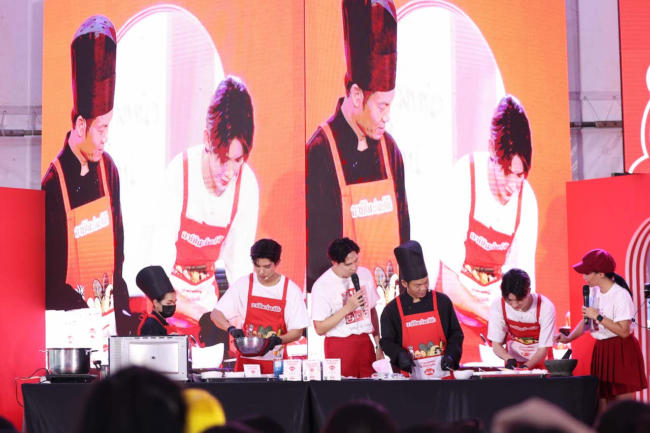 เน็ต - เจมส์ โชว์ Cooking Challenge ในงาน AjiPanda Fun Festival   มหกรรมที่รวมความสนุกไว้ในที่เดียว