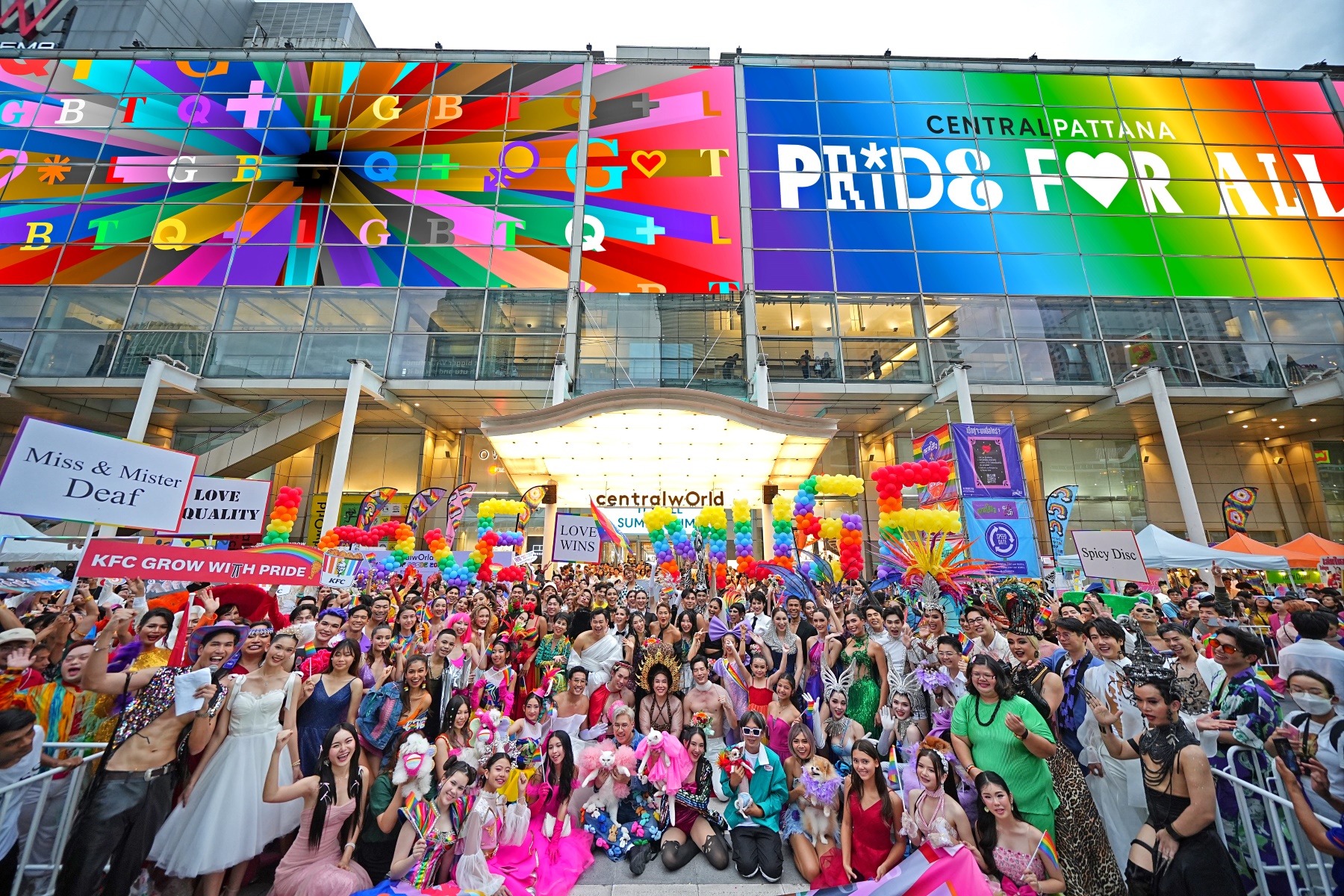 งานใหญ่แห่งปี! เซ็นทรัลเวิลด์ จัดใหญ่ ‘centralwOrld Rhythm of Pride 2024’ รวม LGBTQIAN+ และคนดังกว่า 500 ชีวิต แสดงพลังบน Rainbow Runway ยาว 80 เมตร พร้อมฉลอง Pride Month ตลอดเดือนมิถุนายน